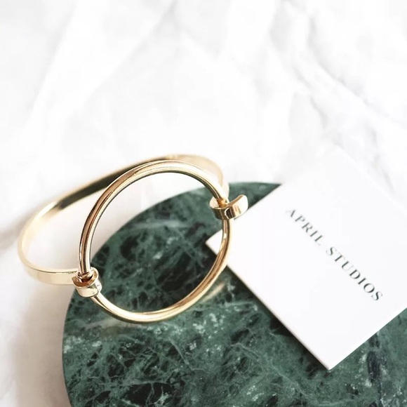 Victoria Styled Round Cuff Bracelet in Gold - Picture 3 of 6